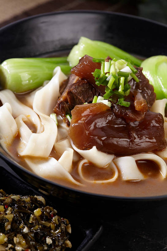 面食,面条,无人,竖图,俯视,室内,特写,白天,烹饪,中餐,餐桌,桌子,蔬菜,餐具,叶子,新鲜,碟子,盘,陶瓷,葱,青菜,青葱,面,肉,牛肉,料理,食品,绿叶,陶瓷制品,酱菜,拉面,菜肴,美食,肉类,食物,腌制,两个,绿色,黑色,盘子,容器,碟,碗,中式,嫩叶,佳肴,牛肉面,有机食品,绿色食品,餐台,中华料理,储藏,储存,小白菜,肉食,腌渍,不结球白菜,牛筋,叶,叶片,彩图,高角度拍摄,贮存,牛肉拉面,筋,扯面,甩面,拽面,shjb1