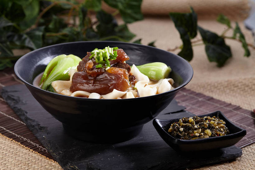 面食,面条,无人,横图,俯视,室内,特写,白天,烹饪,中餐,餐桌,桌子,蔬菜,餐具,叶子,新鲜,碟子,盘,陶瓷,葱,青菜,青葱,面,肉,牛肉,料理,食品,绿叶,陶瓷制品,酱菜,拉面,菜肴,美食,肉类,食物,腌制,两个,绿色,黑色,盘子,容器,碟,碗,中式,嫩叶,佳肴,牛肉面,有机食品,绿色食品,餐台,中华料理,储藏,储存,小白菜,肉食,腌渍,不结球白菜,牛筋,叶,叶片,彩图,高角度拍摄,贮存,牛肉拉面,筋,扯面,甩面,拽面,shjb1