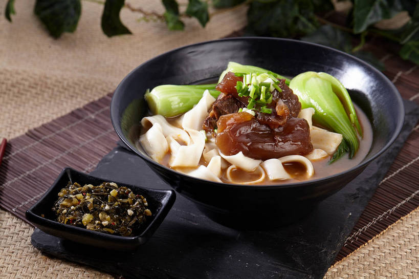 面食,面条,无人,横图,俯视,室内,特写,白天,烹饪,中餐,餐桌,桌子,蔬菜,餐具,叶子,新鲜,碟子,盘,陶瓷,葱,青菜,青葱,面,肉,牛肉,料理,食品,绿叶,陶瓷制品,酱菜,拉面,菜肴,美食,肉类,食物,腌制,两个,绿色,黑色,盘子,容器,碟,碗,中式,嫩叶,佳肴,牛肉面,有机食品,绿色食品,餐台,中华料理,储藏,储存,小白菜,肉食,腌渍,不结球白菜,牛筋,叶,叶片,彩图,高角度拍摄,贮存,牛肉拉面,筋,扯面,甩面,拽面,shjb1