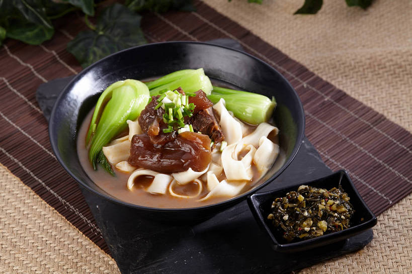 面食,面条,无人,横图,俯视,室内,特写,白天,烹饪,中餐,餐桌,桌子,蔬菜,餐具,叶子,新鲜,碟子,盘,陶瓷,葱,青菜,青葱,面,肉,牛肉,料理,食品,绿叶,陶瓷制品,酱菜,拉面,菜肴,美食,肉类,食物,腌制,两个,绿色,黑色,盘子,容器,碟,碗,中式,嫩叶,佳肴,牛肉面,有机食品,绿色食品,餐台,中华料理,储藏,储存,小白菜,肉食,腌渍,不结球白菜,牛筋,叶,叶片,彩图,高角度拍摄,贮存,牛肉拉面,筋,扯面,甩面,拽面,shjb1