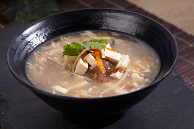 豆腐,无人,横图,俯视,室内,特写,白天,烹饪,中餐,餐桌,桌子,萝卜,胡萝卜,蔬菜,叶子,新鲜,陶瓷,香菜,腌菜,海带,浓汤,汤,料理,食品,绿叶,陶瓷制品,羹,菜肴,美食,食物,腌制,一个,黑色,容器,碗,中式,嫩叶,佳肴,有机食品,绿色食品,单个,餐台,中华料理,储藏,豆制品,储存,榨菜,黄萝卜,番萝卜,腌渍,胡菜,香荽,原荽,园荽,芫荽,江白菜,胡荽,莞荽,芫茜,芫蓿,莚葛草,莚荽菜,叶,叶片,红萝卜,甘荀,彩图,高角度拍摄,清脆,爽口,丁香萝卜,胡芦菔金,金笋,贮存,shjb1,胡辣汤,糊辣汤,辣糊汤