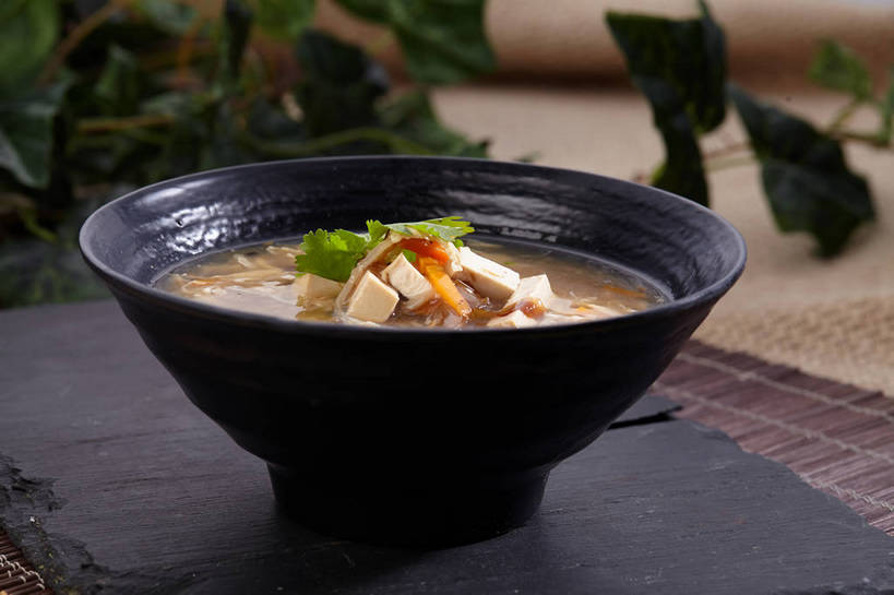 豆腐,无人,横图,俯视,室内,特写,白天,烹饪,中餐,餐桌,桌子,萝卜,胡萝卜,蔬菜,叶子,新鲜,陶瓷,香菜,腌菜,海带,浓汤,汤,料理,食品,绿叶,陶瓷制品,羹,菜肴,美食,食物,腌制,一个,黑色,容器,碗,中式,嫩叶,佳肴,有机食品,绿色食品,单个,餐台,中华料理,储藏,豆制品,储存,榨菜,黄萝卜,番萝卜,腌渍,胡菜,香荽,原荽,园荽,芫荽,江白菜,胡荽,莞荽,芫茜,芫蓿,莚葛草,莚荽菜,叶,叶片,红萝卜,甘荀,彩图,高角度拍摄,清脆,爽口,丁香萝卜,胡芦菔金,金笋,贮存,shjb1,胡辣汤,糊辣汤,辣糊汤