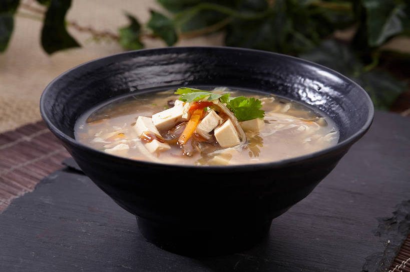 豆腐,无人,横图,俯视,室内,特写,白天,烹饪,中餐,餐桌,桌子,萝卜,胡萝卜,蔬菜,叶子,新鲜,陶瓷,香菜,腌菜,海带,浓汤,汤,料理,食品,绿叶,陶瓷制品,羹,菜肴,美食,食物,腌制,一个,黑色,容器,碗,中式,嫩叶,佳肴,有机食品,绿色食品,单个,餐台,中华料理,储藏,豆制品,储存,榨菜,黄萝卜,番萝卜,腌渍,胡菜,香荽,原荽,园荽,芫荽,江白菜,胡荽,莞荽,芫茜,芫蓿,莚葛草,莚荽菜,叶,叶片,红萝卜,甘荀,彩图,高角度拍摄,清脆,爽口,丁香萝卜,胡芦菔金,金笋,贮存,shjb1,胡辣汤,糊辣汤,辣糊汤