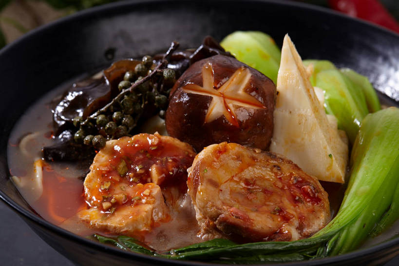 无人,横图,俯视,室内,特写,白天,烹饪,中餐,餐桌,桌子,辣椒,蔬菜,叶子,切开,新鲜,陶瓷,菌菇,青菜,青椒,香菇,竹笋,调味,肉,香料,佐料,料理,食品,绿叶,陶瓷制品,菌类,木耳,笋,菜肴,美食,肉类,食物,一个,绿色,黑色,容器,碗,切,中式,嫩叶,食用菌,佳肴,有机食品,绿色食品,单个,餐台,中华料理,储藏,黑木耳,花椒,山椒,配料,真菌,储存,小白菜,剖面,肉食,切面,辣角,红海椒,大椒,辣虎,广椒,作料,不结球白菜,椎茸,光木耳,大花椒,狗椒,红花椒,青花椒,蜀椒,香椒,叶,叶片,辣子,红辣椒,红椒,海椒,番椒,彩图,高角度拍摄,平庄菇,香菌,香蕈,贮存,shjb1,白总管,藤椒,万花针,竹叶花椒,竹叶总管