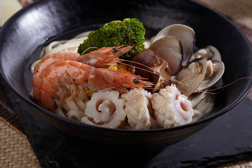 海鲜,面食,面条,无人,横图,俯视,室内,特写,白天,烹饪,餐桌,桌子,鱿鱼,蔬菜,叶子,切开,新鲜,陶瓷,菌菇,西兰花,香菇,面,虾,料理,食品,绿叶,陶瓷制品,牡蛎,海鲜面,菌类,水产,菜肴,美食,海洋生物,食物,两个,一个,容器,碗,切,橙色,嫩叶,食用菌,佳肴,有机食品,绿色食品,对虾,单个,餐台,储藏,生蚝,真菌,储存,水生动物,汤面,海产品,水生物,剖面,海底动物,切面,椎茸,甘蓝花,叶,叶片,柔鱼,枪乌贼,彩图,高角度拍摄,平庄菇,香菌,香蕈,绿菜花,绿花菜,青花菜,蔬菜皇冠,贮存,shjb1