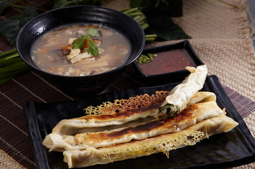 无人,横图,俯视,室内,特写,白天,烹饪,中餐,餐桌,桌子,蔬菜,餐具,叶子,一堆,许多,切开,堆叠,堆积,新鲜,碟子,粉末,盘,陶瓷,韭菜,香菜,腌菜,调料,酱料,酱汁,面粉,浓汤,汤,油炸,油炸食品,佐料,料理,食品,锅贴,煎饺,面点,绿叶,陶瓷制品,调味品,很多,粮食,调味料,海菜,羹,酱,冷盘,菜肴,美食,食物,腌制,绿色,盘子,容器,碟,碗,切,四个,中式,嫩叶,粉,冷菜,凉菜,佳肴,有机食品,绿色食品,餐台,中华料理,储藏,堆,农产品,储存,榨菜,剖面,起阳草,腌渍,原材料,切面,胡菜,香荽,原荽,园荽,芫荽,韭,山韭,长生韭,粉状,胡荽,莞荽,芫茜,芫蓿,莚葛草,莚荽菜,叶,叶片,彩图,高角度拍摄,清脆,爽口,贮存,shjb1,胡辣汤,糊辣汤,辣糊汤,海菜花