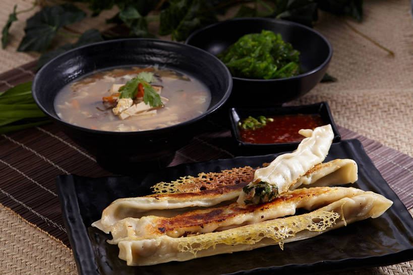 无人,横图,俯视,室内,特写,白天,烹饪,中餐,餐桌,桌子,蔬菜,餐具,叶子,一堆,许多,切开,堆叠,堆积,新鲜,碟子,粉末,盘,陶瓷,韭菜,香菜,腌菜,调料,酱料,酱汁,面粉,浓汤,汤,油炸,油炸食品,佐料,料理,食品,锅贴,煎饺,面点,绿叶,陶瓷制品,调味品,很多,粮食,调味料,海菜,羹,酱,冷盘,菜肴,美食,食物,腌制,绿色,盘子,容器,碟,碗,切,四个,中式,嫩叶,粉,冷菜,凉菜,佳肴,有机食品,绿色食品,餐台,中华料理,储藏,堆,农产品,储存,榨菜,剖面,起阳草,腌渍,原材料,切面,胡菜,香荽,原荽,园荽,芫荽,韭,山韭,长生韭,粉状,胡荽,莞荽,芫茜,芫蓿,莚葛草,莚荽菜,叶,叶片,彩图,高角度拍摄,清脆,爽口,贮存,shjb1,胡辣汤,糊辣汤,辣糊汤,海菜花