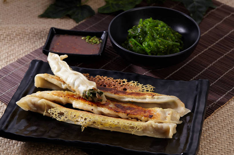 无人,横图,俯视,室内,特写,白天,烹饪,中餐,餐桌,桌子,蔬菜,餐具,叶子,一堆,许多,切开,堆叠,堆积,新鲜,碟子,粉末,盘,陶瓷,韭菜,调料,酱料,酱汁,面粉,油炸,油炸食品,佐料,料理,食品,锅贴,煎饺,面点,绿叶,陶瓷制品,调味品,很多,粮食,调味料,海菜,酱,冷盘,菜肴,美食,食物,三个,绿色,盘子,容器,碟,碗,切,中式,嫩叶,粉,冷菜,凉菜,佳肴,有机食品,绿色食品,餐台,中华料理,储藏,堆,农产品,储存,剖面,起阳草,原材料,切面,韭,山韭,长生韭,粉状,叶,叶片,彩图,高角度拍摄,贮存,shjb1,海菜花