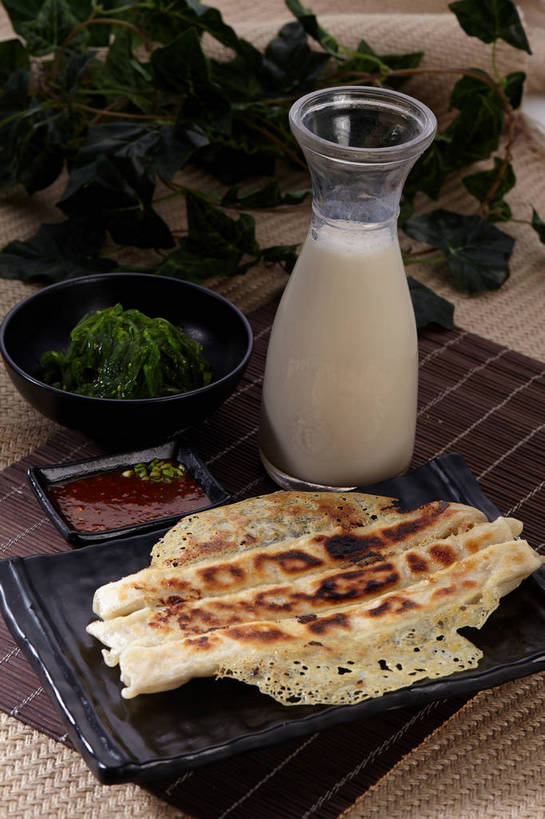 无人,竖图,俯视,室内,特写,白天,烹饪,中餐,餐桌,桌子,蔬菜,杯子,餐具,叶子,一堆,许多,切开,堆叠,堆积,新鲜,碟子,粉末,盘,陶瓷,葱,青葱,调料,酱料,酱汁,面粉,油炸,油炸食品,佐料,料理,食品,锅贴,煎饺,面点,绿叶,陶瓷制品,饮品,调味品,很多,一杯,粮食,调味料,海菜,酱,冷盘,菜肴,美食,玻璃制品,食物,饮料,绿色,白色,盘子,容器,水杯,碟,碗,切,四个,中式,嫩叶,粉,冷菜,凉菜,佳肴,有机食品,绿色食品,餐台,中华料理,储藏,堆,农产品,储存,可口,剖面,原材料,切面,粉状,适口,叶,叶片,玻璃杯,彩图,高角度拍摄,贮存,shjb1,海菜花