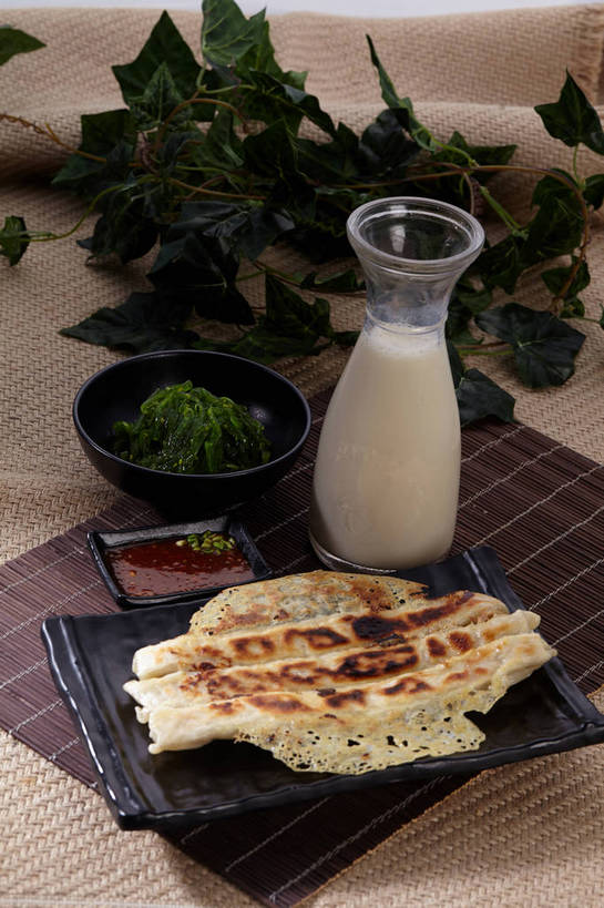 无人,竖图,俯视,室内,特写,白天,烹饪,中餐,餐桌,桌子,蔬菜,杯子,餐具,叶子,一堆,许多,切开,堆叠,堆积,新鲜,碟子,粉末,盘,陶瓷,葱,青葱,调料,酱料,酱汁,面粉,油炸,油炸食品,佐料,料理,食品,锅贴,煎饺,面点,绿叶,陶瓷制品,饮品,调味品,很多,一杯,粮食,调味料,海菜,酱,冷盘,菜肴,美食,玻璃制品,食物,饮料,绿色,白色,盘子,容器,水杯,碟,碗,切,四个,中式,嫩叶,粉,冷菜,凉菜,佳肴,有机食品,绿色食品,餐台,中华料理,储藏,堆,农产品,储存,可口,剖面,原材料,切面,粉状,适口,叶,叶片,玻璃杯,彩图,高角度拍摄,贮存,shjb1,海菜花