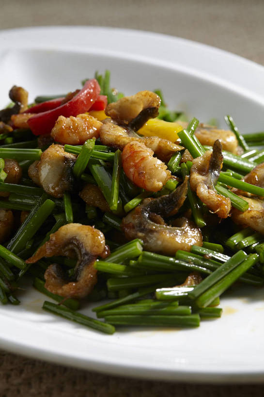 无人,竖图,俯视,室内,特写,白天,烹饪,中餐,餐桌,桌子,辣椒,蔬菜,蒜,餐具,一堆,许多,阴影,堆叠,堆积,朦胧,模糊,新鲜,反射,碟子,盘,影子,炒菜,肉,鱼肉,料理,食品,很多,菜肴,美食,肉类,食物,一个,白色,盘子,碟,中式,佳肴,有机食品,绿色食品,单个,餐台,中华料理,堆,虾肉,蒜苗,肉食,辣角,红海椒,大椒,辣虎,广椒,蒜薹,蒜毫,蒜苔,辣子,红辣椒,海椒,番椒,彩图,高角度拍摄,shjb1