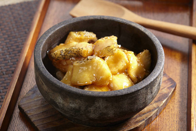 无人,横图,俯视,室内,特写,白天,烹饪,中餐,餐桌,桌子,餐具,厨具,一堆,许多,堆叠,堆积,木制,碟子,锅子,盘,石锅,勺子,肉,鱼肉,芝麻,料理,食品,案板,很多,锅,菜肴,美食,肉类,砧板,食物,三个,白色,盘子,木制品,容器,调羹,碟,汤匙,碗,中式,白芝麻,佳肴,餐台,锅具,中华料理,储藏,堆,储存,肉食,烹饪用具,脂麻,胡麻,白麻,巨胜子,油麻,湖南菜,湘菜,烹调用具,烹调,彩图,高角度拍摄,贮存,shjb1,金福鱼,石锅鱼