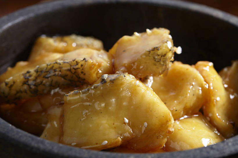 无人,横图,俯视,室内,特写,白天,烹饪,中餐,餐桌,桌子,厨具,一堆,许多,堆叠,堆积,锅子,石锅,肉,鱼肉,芝麻,料理,食品,很多,锅,菜肴,美食,肉类,食物,一个,白色,容器,碗,中式,白芝麻,佳肴,单个,餐台,锅具,中华料理,储藏,堆,储存,肉食,烹饪用具,脂麻,胡麻,白麻,巨胜子,油麻,湖南菜,湘菜,烹调用具,烹调,彩图,高角度拍摄,贮存,shjb1,金福鱼,石锅鱼