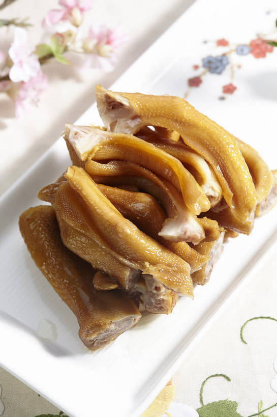 无人,竖图,俯视,室内,特写,白天,烹饪,中餐,餐桌,桌子,餐具,叶子,一排,许多,朦胧,模糊,整齐,盛开,碟子,盘,肉,料理,食品,绿叶,很多,花蕾,粉丝,鸭肉,菜肴,美食,肉类,花,花瓣,花朵,鲜花,食物,排列,一个,盘子,碟,花苞,花蕊,中式,嫩叶,佳肴,单个,餐台,中华料理,堆,队列,卤味,肉食,鸭爪,叶,叶片,彩图,高角度拍摄,卤菜,鸭脚,shjb1,卤鸭爪