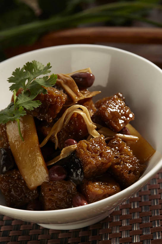 无人,竖图,俯视,室内,特写,白天,烹饪,中餐,植物,餐桌,桌子,豆,花生,蔬菜,叶子,一堆,许多,堆叠,堆积,新鲜,陶瓷,豆类,豆子,香菜,红烧,料理,食品,坚果,绿叶,陶瓷制品,很多,面筋,菜肴,美食,食物,一个,白色,容器,碗,中式,嫩叶,烤麸,长生果,佳肴,有机食品,绿色食品,单个,餐台,中华料理,储藏,堆,储存,花生仁,豆科,胡菜,香荽,原荽,园荽,芫荽,落花生,落生,胡荽,莞荽,芫茜,芫蓿,莚葛草,莚荽菜,红烧菜,本帮菜,沪菜,上海菜,叶,叶片,花生米,花生豆,彩图,高角度拍摄,面觔,红烧烤麸,贮存,shjb1