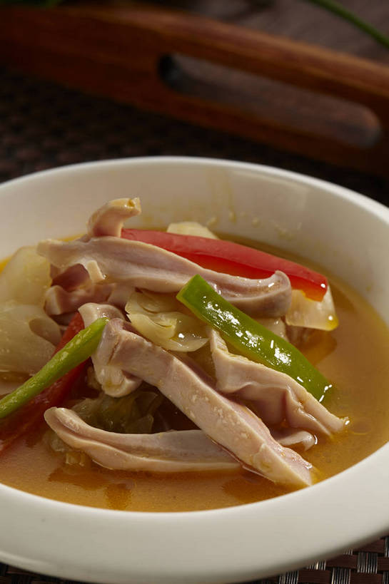 内脏,无人,竖图,俯视,室内,特写,白天,烹饪,中餐,餐桌,桌子,辣椒,蔬菜,一堆,许多,堆叠,堆积,新鲜,陶瓷,肉,汤,料理,食品,陶瓷制品,很多,猪肉,猪肚,菜肴,美食,肉类,食物,一个,白色,容器,碗,中式,佳肴,有机食品,绿色食品,单个,餐台,中华料理,储藏,堆,储存,肉食,辣角,红海椒,大椒,辣虎,广椒,豚肉,肚子,辣子,红辣椒,海椒,番椒,彩图,高角度拍摄,贮存,shjb1