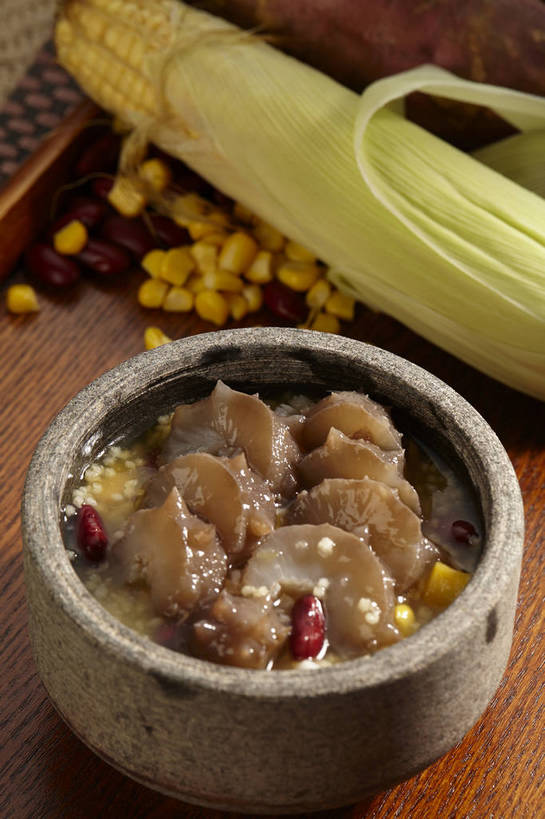 海鲜,无人,竖图,俯视,室内,特写,白天,烹饪,中餐,玉米,餐桌,桌子,蔬菜,餐具,厨具,叶子,新鲜,棒子,碟子,锅子,盘,石锅,玉蜀黍,汤,料理,食品,绿叶,锅,水产,菜肴,美食,海洋生物,食物,两个,盘子,碟,中式,嫩叶,枣,红枣,佳肴,有机食品,绿色食品,餐台,锅具,中华料理,海参,苞米,水生动物,海产品,苞芦,枣子,水生物,棘皮动物,海底动物,烹饪用具,苞谷,包谷,大蜀黍,番麦,薏米包,玉高粱,玉麦,珍珠米,大枣,叶,叶片,烹调用具,烹调,彩图,高角度拍摄,海参汤,shjb1