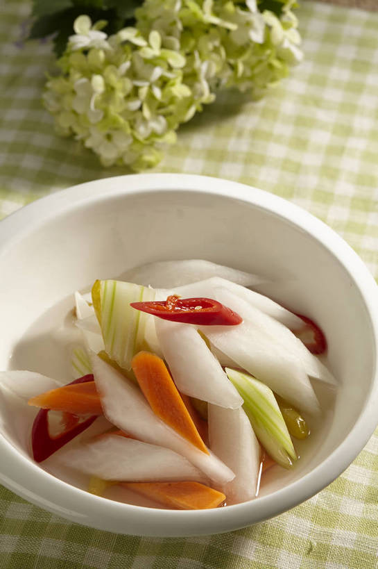 无人,竖图,俯视,室内,特写,白天,餐桌,桌子,萝卜,胡萝卜,白萝卜,辣椒,芹菜,蔬菜,一堆,许多,切开,阴影,堆叠,堆积,新鲜,盛开,反射,影子,陶瓷,西芹,食品,陶瓷制品,很多,酱菜,花蕾,花,花瓣,花朵,鲜花,食物,腌制,一个,红色,绿色,白色,容器,碗,花苞,花蕊,切,橙色,有机食品,绿色食品,单个,餐台,储藏,堆,储存,黄萝卜,番萝卜,剖面,腌渍,切面,辣角,红海椒,大椒,辣虎,广椒,药芹,水芹,莱菔,辣子,红萝卜,红辣椒,旱芹,海椒,甘荀,番椒,彩图,高角度拍摄,西洋芹菜,丁香萝卜,胡芦菔金,金笋,贮存,shjb1