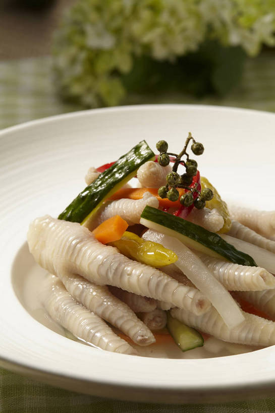 无人,竖图,俯视,室内,特写,白天,烹饪,中餐,植物,餐桌,桌子,萝卜,胡萝卜,白萝卜,黄瓜,蔬菜,餐具,叶子,切开,新鲜,盛开,碟子,盘,青椒,调料,调味,香料,佐料,料理,食品,调味品,调味料,花蕾,菜肴,美食,花,花瓣,花朵,花卉,鲜花,食物,一个,绿色,白色,盘子,碟,花苞,花蕊,切,橙色,中式,佳肴,有机食品,绿色食品,单个,餐台,中华料理,泡椒,花椒,山椒,配料,川菜,黄萝卜,番萝卜,凤爪,鸡爪,剖面,切面,作料,四川菜,大花椒,狗椒,红花椒,青花椒,蜀椒,香椒,青瓜,莱菔,胡瓜,红萝卜,红椒,甘荀,彩图,高角度拍摄,鸡脚,丁香萝卜,胡芦菔金,金笋,鱼辣子,麻椒,泡椒凤爪,shjb1