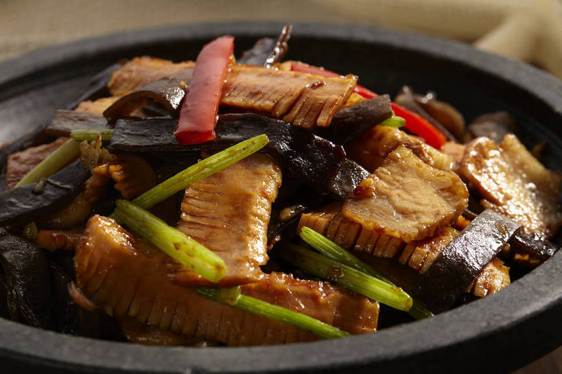 无人,横图,俯视,室内,特写,白天,烹饪,中餐,餐桌,桌子,辣椒,蔬菜,一堆,许多,堆叠,堆积,朦胧,模糊,新鲜,陶瓷,竹笋,海带,料理,食品,陶瓷制品,很多,笋,菜肴,美食,食物,一个,红色,绿色,容器,碗,中式,佳肴,有机食品,绿色食品,单个,餐台,中华料理,储藏,堆,储存,辣角,红海椒,大椒,辣虎,广椒,江白菜,辣子,红辣椒,海椒,番椒,彩图,高角度拍摄,贮存,贵州菜,黔菜,shjb1