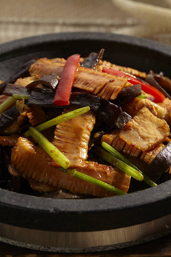 无人,竖图,俯视,室内,特写,白天,烹饪,中餐,餐桌,桌子,辣椒,蔬菜,一堆,许多,堆叠,堆积,朦胧,模糊,新鲜,陶瓷,竹笋,海带,料理,食品,陶瓷制品,很多,笋,菜肴,美食,食物,一个,红色,绿色,容器,碗,中式,佳肴,有机食品,绿色食品,单个,餐台,中华料理,储藏,堆,储存,辣角,红海椒,大椒,辣虎,广椒,江白菜,辣子,红辣椒,海椒,番椒,彩图,高角度拍摄,贮存,贵州菜,黔菜,shjb1