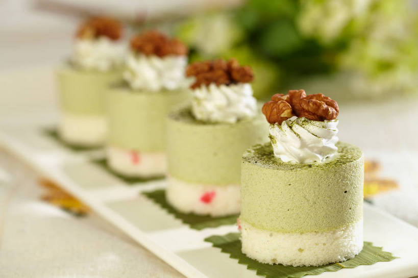 点心,无人,横图,俯视,室内,特写,白天,下午茶,幸福,餐桌,茶,桌子,餐具,叶子,一排,阴影,朦胧,模糊,整齐,盛开,反射,碟子,盘,影子,核桃,绿茶,抹茶,茶叶,食品,坚果,果实,绿叶,花蕾,娱乐,花,花瓣,花朵,鲜花,食物,糕点,排列,一个,盘子,碟,干果,奶油,花苞,花蕊,四个,享受,休闲,温馨,嫩叶,放松,乐趣,单个,餐台,抹茶蛋糕,提神,乳制品,舒适,队列,醒脑,胡桃,羌桃,激凌,克林姆,淇淋,叶,叶片,彩图,高角度拍摄,不发酵茶,苦茗,蛋糕,shjb1