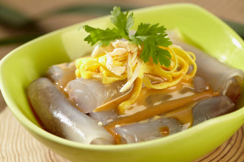 无人,横图,俯视,室内,特写,白天,烹饪,中餐,桌面,桌子,蔬菜,叶子,朦胧,模糊,新鲜,木制,陶瓷,木桌,香菜,蛋,蛋皮,调料,鸡蛋,酱料,酱汁,佐料,料理,食品,绿叶,陶瓷制品,调味品,调味料,酱,凉皮,菜肴,美食,食物,一个,绿色,木制品,容器,碗,中式,嫩叶,佳肴,有机食品,绿色食品,单个,中华料理,储藏,储存,胡菜,香荽,原荽,园荽,芫荽,卵,胡荽,莞荽,芫茜,芫蓿,莚葛草,莚荽菜,陕西凉皮,叶,叶片,彩图,高角度拍摄,鸡卵,鸡子,木桌子,贮存,shjb1