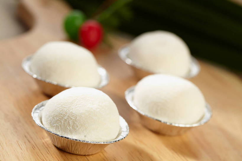 点心,无人,横图,俯视,室内,特写,白天,朦胧,模糊,木制,和果子,食品,甜点,甜品,银色,案板,小吃,砧板,食物,糕点,白色,木制品,甜食,四个,日式,纸托,蛋糕托,蛋糕托纸,蛋糕纸托,彩图,高角度拍摄,日本小吃,雪媚娘,大福,shjb1