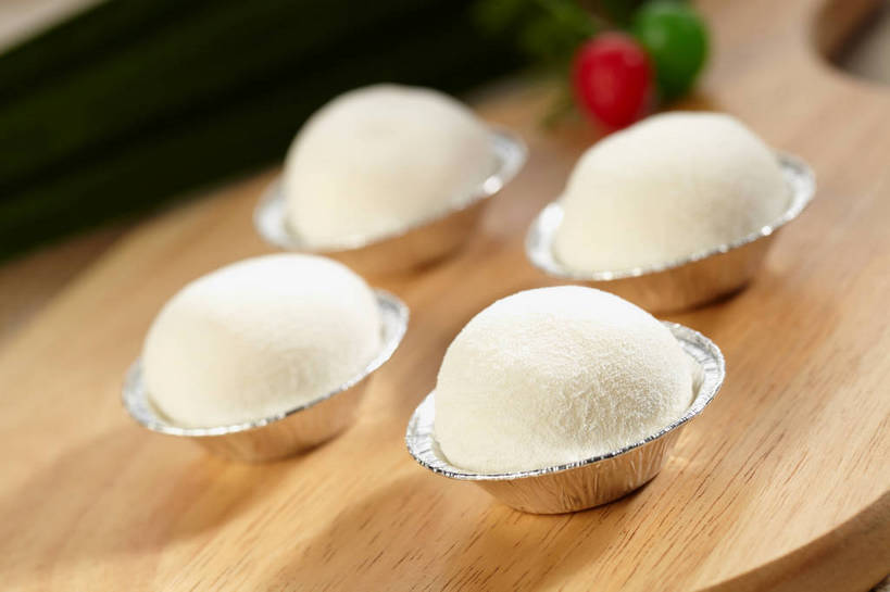 点心,无人,横图,俯视,室内,特写,白天,朦胧,模糊,木制,和果子,食品,甜点,甜品,银色,案板,小吃,砧板,食物,糕点,白色,木制品,甜食,四个,日式,纸托,蛋糕托,蛋糕托纸,蛋糕纸托,彩图,高角度拍摄,日本小吃,雪媚娘,大福,shjb1