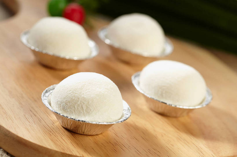 点心,无人,横图,俯视,室内,特写,白天,朦胧,模糊,木制,和果子,食品,甜点,甜品,银色,案板,小吃,砧板,食物,糕点,白色,木制品,甜食,四个,日式,纸托,蛋糕托,蛋糕托纸,蛋糕纸托,彩图,高角度拍摄,日本小吃,雪媚娘,大福,shjb1