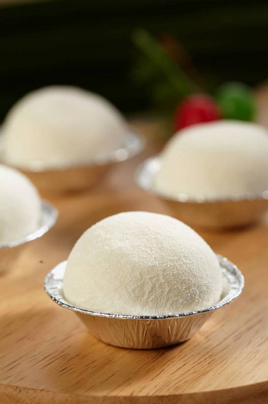 点心,无人,竖图,俯视,室内,特写,白天,朦胧,模糊,木制,和果子,食品,甜点,甜品,银色,案板,小吃,砧板,食物,糕点,白色,木制品,甜食,四个,日式,纸托,蛋糕托,蛋糕托纸,蛋糕纸托,彩图,高角度拍摄,日本小吃,雪媚娘,大福,shjb1