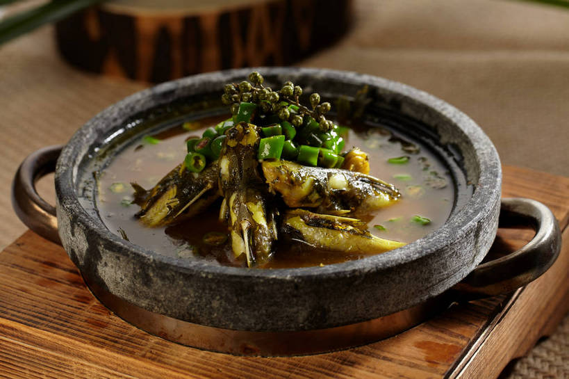 无人,横图,俯视,室内,特写,白天,烹饪,中餐,餐桌,桌子,辣椒,蔬菜,厨具,一堆,许多,堆叠,堆积,朦胧,模糊,新鲜,木制,锅子,石锅,青椒,调味,肉,香料,鱼肉,佐料,料理,食品,案板,很多,锅,菜肴,美食,肉类,砧板,食物,一个,绿色,木制品,中式,佳肴,有机食品,绿色食品,单个,餐台,锅具,中华料理,堆,花椒,山椒,配料,肉食,烹饪用具,辣角,红海椒,大椒,辣虎,广椒,作料,湖南菜,湘菜,大花椒,狗椒,红花椒,青花椒,蜀椒,香椒,烹调用具,辣子,红辣椒,红椒,海椒,番椒,烹调,彩图,高角度拍摄,麻椒,shjb1,金福鱼,石锅鱼