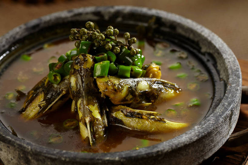 无人,横图,俯视,室内,特写,白天,烹饪,中餐,辣椒,蔬菜,厨具,一堆,许多,堆叠,堆积,朦胧,模糊,新鲜,锅子,石锅,青椒,调味,肉,香料,鱼肉,佐料,料理,食品,很多,锅,菜肴,美食,肉类,食物,一个,绿色,中式,佳肴,有机食品,绿色食品,单个,锅具,中华料理,堆,花椒,山椒,配料,肉食,烹饪用具,辣角,红海椒,大椒,辣虎,广椒,作料,湖南菜,湘菜,大花椒,狗椒,红花椒,青花椒,蜀椒,香椒,烹调用具,辣子,红辣椒,红椒,海椒,番椒,烹调,彩图,高角度拍摄,麻椒,shjb1,金福鱼,石锅鱼