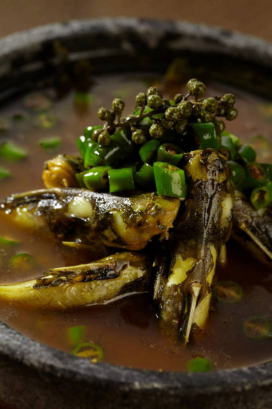 无人,竖图,俯视,室内,特写,白天,烹饪,中餐,辣椒,蔬菜,厨具,一堆,许多,堆叠,堆积,朦胧,模糊,新鲜,锅子,石锅,青椒,调味,肉,香料,鱼肉,佐料,料理,食品,很多,锅,菜肴,美食,肉类,食物,一个,绿色,中式,佳肴,有机食品,绿色食品,单个,锅具,中华料理,堆,花椒,山椒,配料,肉食,烹饪用具,辣角,红海椒,大椒,辣虎,广椒,作料,湖南菜,湘菜,大花椒,狗椒,红花椒,青花椒,蜀椒,香椒,烹调用具,辣子,红辣椒,红椒,海椒,番椒,烹调,彩图,高角度拍摄,麻椒,shjb1,金福鱼,石锅鱼