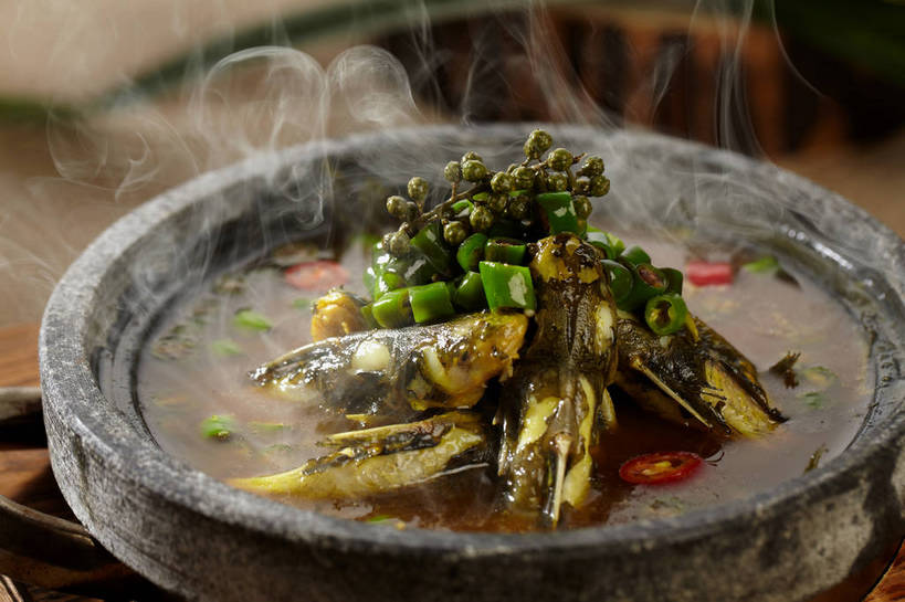 无人,横图,俯视,室内,特写,白天,烹饪,中餐,雾,餐桌,桌子,辣椒,蔬菜,厨具,一堆,许多,堆叠,堆积,沸腾,朦胧,模糊,新鲜,蒸汽,锅子,石锅,青椒,调味,肉,香料,鱼肉,佐料,料理,食品,水蒸气,很多,锅,菜肴,美食,肉类,食物,一个,绿色,中式,佳肴,有机食品,绿色食品,单个,餐台,锅具,中华料理,堆,花椒,山椒,配料,肉食,烹饪用具,辣角,红海椒,大椒,辣虎,广椒,蒸发,作料,湖南菜,湘菜,大花椒,狗椒,红花椒,青花椒,蜀椒,香椒,烹调用具,辣子,红辣椒,红椒,海椒,番椒,烹调,彩图,高角度拍摄,麻椒,shjb1,金福鱼,石锅鱼