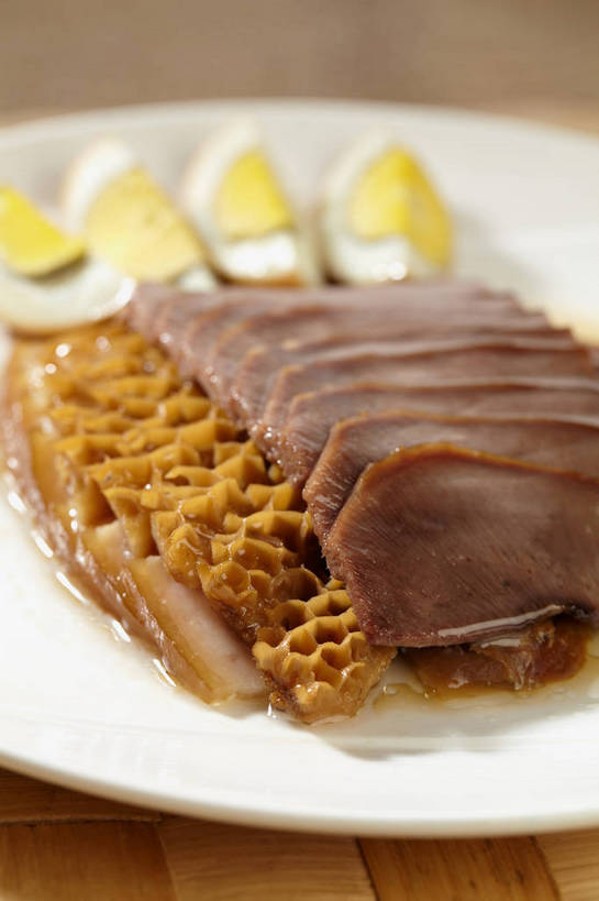 拼盘,无人,竖图,俯视,室内,特写,白天,烹饪,中餐,餐具,一排,许多,切开,朦胧,模糊,整齐,碟子,盘,蛋,鸡蛋,肉,牛肉,料理,食品,很多,卤蛋,冷盘,菜肴,美食,肉类,食物,排列,一个,盘子,碟,切,中式,冷菜,凉菜,佳肴,单个,中华料理,堆,队列,毛肚,卤水拼盘,卤味,剖面,肉食,百叶,牛百叶,切面,卵,舌头,彩图,高角度拍摄,牛肚,牛脷,牛舌,鸡卵,鸡子,卤菜,肚尖,牛胃,shjb1