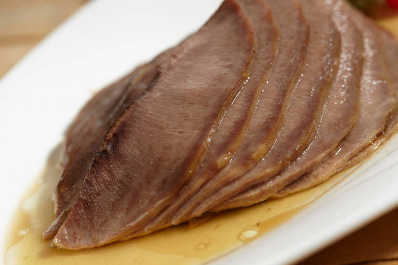 无人,横图,俯视,室内,特写,白天,烹饪,中餐,餐桌,桌子,餐具,一排,许多,切开,朦胧,模糊,整齐,碟子,盘,调料,酱料,酱汁,肉,佐料,牛肉,料理,食品,调味品,很多,调味料,酱,冷盘,菜肴,美食,肉类,食物,排列,盘子,碟,切,中式,冷菜,凉菜,佳肴,餐台,中华料理,堆,队列,卤肉,卤味,剖面,肉食,切面,舌头,彩图,高角度拍摄,牛脷,牛舌,shjb1