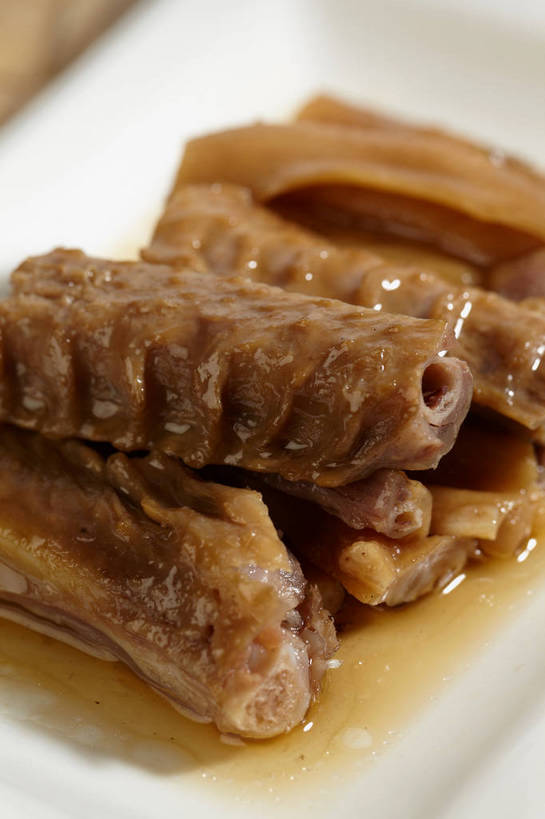 无人,竖图,俯视,室内,特写,白天,烹饪,中餐,餐桌,桌子,餐具,一堆,许多,切开,阴影,堆叠,堆积,朦胧,模糊,反射,碟子,盘,影子,调料,酱料,酱汁,肉,佐料,料理,食品,调味品,很多,调味料,鸭肉,酱,冷盘,菜肴,美食,肉类,食物,一个,白色,盘子,碟,切,中式,冷菜,凉菜,佳肴,单个,餐台,中华料理,堆,卤肉,卤味,剖面,肉食,切面,彩图,高角度拍摄,shjb1,卤鸭翅