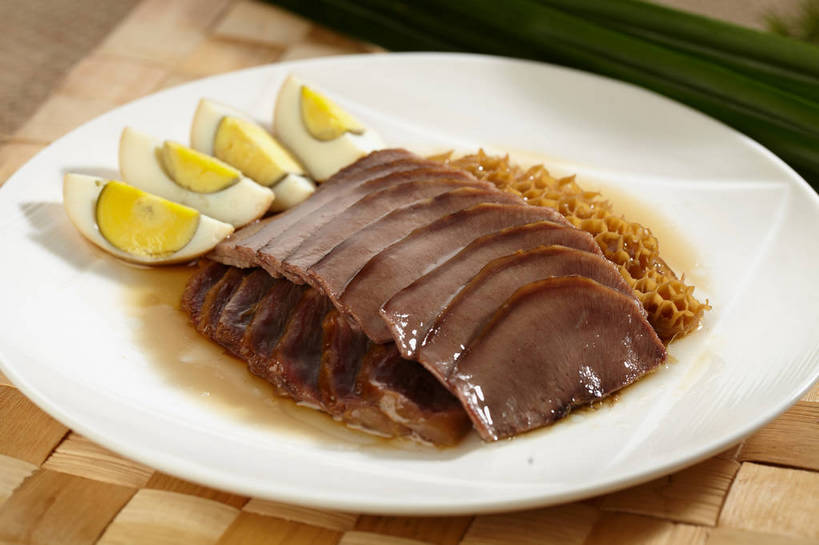 拼盘,无人,横图,俯视,室内,特写,白天,烹饪,中餐,餐桌,桌子,餐具,一排,许多,切开,阴影,朦胧,模糊,整齐,反射,碟子,盘,影子,蛋,鸡蛋,肉,牛肉,料理,食品,很多,卤蛋,冷盘,菜肴,美食,肉类,食物,排列,一个,盘子,碟,切,中式,冷菜,凉菜,佳肴,单个,餐台,中华料理,堆,队列,毛肚,卤水拼盘,卤味,剖面,肉食,百叶,牛百叶,切面,卵,舌头,彩图,高角度拍摄,牛肚,牛脷,牛舌,鸡卵,鸡子,卤菜,肚尖,牛胃,shjb1