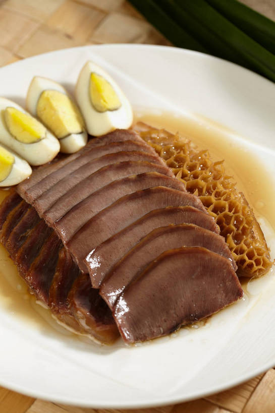 拼盘,无人,竖图,俯视,室内,特写,白天,烹饪,中餐,餐桌,桌子,餐具,一排,许多,切开,阴影,朦胧,模糊,整齐,反射,碟子,盘,影子,蛋,鸡蛋,肉,牛肉,料理,食品,很多,卤蛋,冷盘,菜肴,美食,肉类,食物,排列,一个,盘子,碟,切,中式,冷菜,凉菜,佳肴,单个,餐台,中华料理,堆,队列,毛肚,卤水拼盘,卤味,剖面,肉食,百叶,牛百叶,切面,卵,舌头,彩图,高角度拍摄,牛肚,牛脷,牛舌,鸡卵,鸡子,卤菜,肚尖,牛胃,shjb1