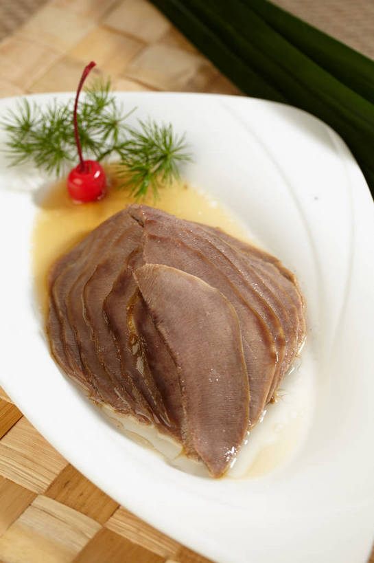 无人,竖图,俯视,室内,特写,白天,烹饪,中餐,餐桌,桌子,樱桃,餐具,水果,叶子,一排,许多,切开,朦胧,模糊,新鲜,整齐,碟子,盘,调料,酱料,酱汁,肉,生食,佐料,牛肉,料理,食品,果实,绿叶,调味品,很多,调味料,酱,冷盘,菜肴,美食,肉类,食物,排列,一个,红色,绿色,盘子,碟,切,中式,嫩叶,冷菜,凉菜,佳肴,有机食品,绿色食品,单个,餐台,中华料理,堆,队列,卤肉,卤味,剖面,肉食,切面,舌头,叶,叶片,樱珠,莺桃,英桃,楔桃,牛桃,荆桃,彩图,高角度拍摄,牛脷,牛舌,shjb1