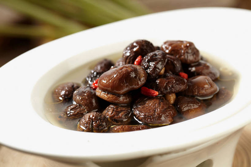 无人,横图,俯视,室内,特写,白天,烹饪,中餐,植物,餐桌,桌子,蔬菜,叶子,一堆,许多,堆叠,堆积,朦胧,模糊,新鲜,陶瓷,菌菇,香菇,料理,食品,果实,绿叶,草药,药草,陶瓷制品,很多,菌类,菜肴,美食,中药,食物,一个,红色,绿色,白色,容器,碗,中式,嫩叶,食用菌,佳肴,有机食品,绿色食品,单个,餐台,中华料理,储藏,堆,枸杞子,枸杞,真菌,储存,药材,中草药,中药材,本草,苟起子,枸杞豆,枸杞果,血杞子,椎茸,叶,叶片,彩图,高角度拍摄,平庄菇,香菌,香蕈,贮存,shjb1,菌菇煲