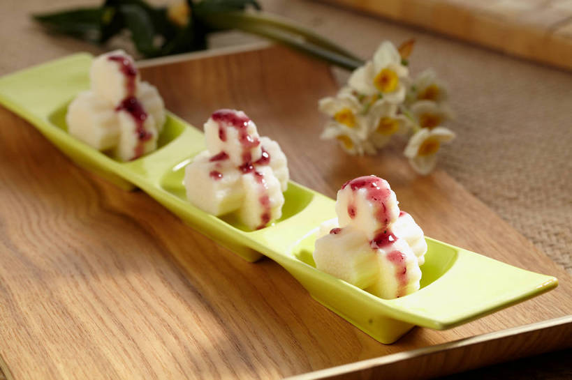 无人,横图,俯视,室内,特写,白天,爱情,烹饪,陶醉,桌面,桌子,水仙花,蔬菜,餐具,一排,切开,朦胧,模糊,新鲜,整齐,盛开,木制,碟子,盘,木桌,山药,料理,食品,花蕾,菜肴,美食,花,花瓣,花朵,鲜花,食物,排列,一个,绿色,白色,盘子,木制品,碟,果酱,花苞,花蕊,切,佳肴,有机食品,绿色食品,单个,堆,队列,记忆,剖面,切面,蓝莓酱,金盏银台,玉玲珑,女史花,雅蒜,天蒜,薯蓣,怀山药,淮山药,玉延,山薯,敬意,自恋,果子酱,凌波仙子,水仙,天葱,彩图,高角度拍摄,木桌子,蓝莓山药,shjb1