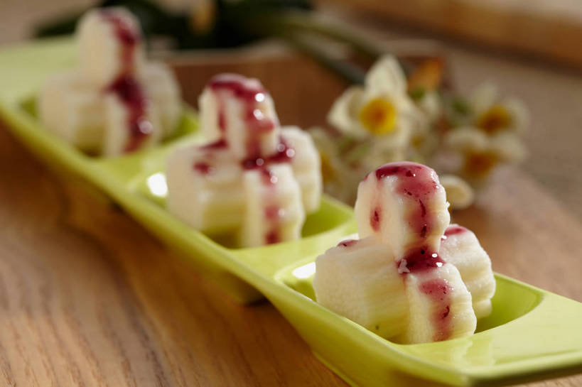 无人,横图,俯视,室内,特写,白天,爱情,烹饪,陶醉,桌面,桌子,水仙花,蔬菜,餐具,一排,切开,朦胧,模糊,新鲜,整齐,盛开,木制,碟子,盘,木桌,山药,料理,食品,花蕾,菜肴,美食,花,花瓣,花朵,鲜花,食物,排列,一个,绿色,白色,盘子,木制品,碟,果酱,花苞,花蕊,切,佳肴,有机食品,绿色食品,单个,堆,队列,记忆,剖面,切面,蓝莓酱,金盏银台,玉玲珑,女史花,雅蒜,天蒜,薯蓣,怀山药,淮山药,玉延,山薯,敬意,自恋,果子酱,凌波仙子,水仙,天葱,彩图,高角度拍摄,木桌子,蓝莓山药,shjb1