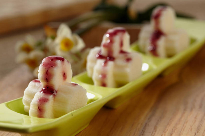 无人,横图,俯视,室内,特写,白天,爱情,烹饪,陶醉,桌面,桌子,水仙花,蔬菜,餐具,一排,切开,朦胧,模糊,新鲜,整齐,盛开,木制,碟子,盘,木桌,山药,料理,食品,花蕾,菜肴,美食,花,花瓣,花朵,鲜花,食物,排列,一个,绿色,白色,盘子,木制品,碟,果酱,花苞,花蕊,切,佳肴,有机食品,绿色食品,单个,堆,队列,记忆,剖面,切面,蓝莓酱,金盏银台,玉玲珑,女史花,雅蒜,天蒜,薯蓣,怀山药,淮山药,玉延,山薯,敬意,自恋,果子酱,凌波仙子,水仙,天葱,彩图,高角度拍摄,木桌子,蓝莓山药,shjb1