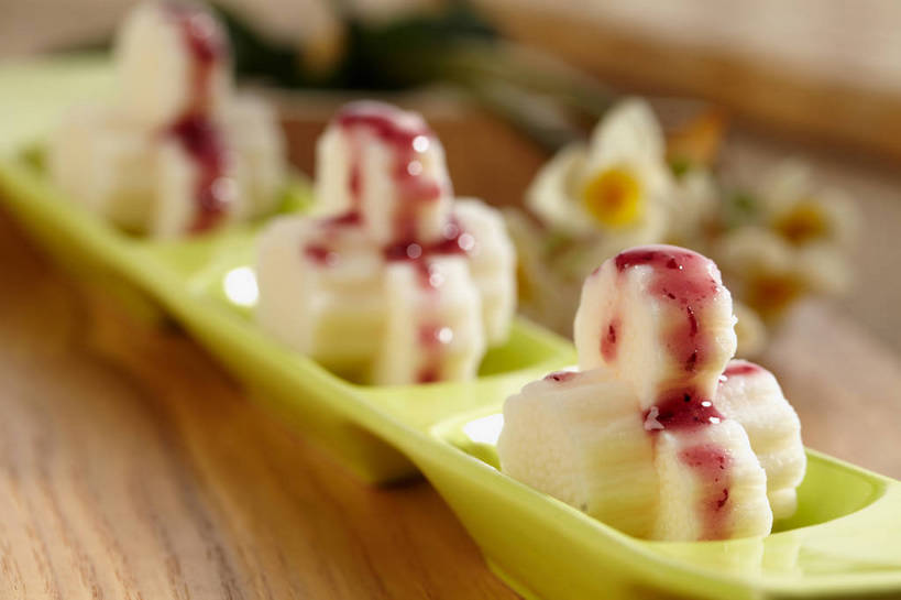 无人,横图,俯视,室内,特写,白天,爱情,烹饪,陶醉,桌面,桌子,水仙花,蔬菜,餐具,一排,切开,朦胧,模糊,新鲜,整齐,盛开,木制,碟子,盘,木桌,山药,料理,食品,花蕾,菜肴,美食,花,花瓣,花朵,鲜花,食物,排列,一个,绿色,白色,盘子,木制品,碟,果酱,花苞,花蕊,切,佳肴,有机食品,绿色食品,单个,堆,队列,记忆,剖面,切面,蓝莓酱,金盏银台,玉玲珑,女史花,雅蒜,天蒜,薯蓣,怀山药,淮山药,玉延,山薯,敬意,自恋,果子酱,凌波仙子,水仙,天葱,彩图,高角度拍摄,木桌子,蓝莓山药,shjb1