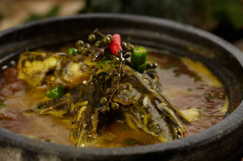 无人,横图,俯视,室内,特写,白天,烹饪,中餐,餐桌,桌子,辣椒,蔬菜,厨具,叶子,朦胧,模糊,新鲜,锅子,石锅,青椒,调味,肉,香料,鱼肉,佐料,料理,食品,绿叶,锅,菜肴,美食,肉类,食物,一个,红色,绿色,中式,嫩叶,佳肴,有机食品,绿色食品,单个,餐台,锅具,中华料理,花椒,山椒,配料,肉食,烹饪用具,辣角,红海椒,大椒,辣虎,广椒,作料,湖南菜,湘菜,大花椒,狗椒,红花椒,青花椒,蜀椒,香椒,叶,叶片,烹调用具,辣子,红辣椒,红椒,海椒,番椒,烹调,彩图,高角度拍摄,麻椒,shjb1,金福鱼,石锅鱼