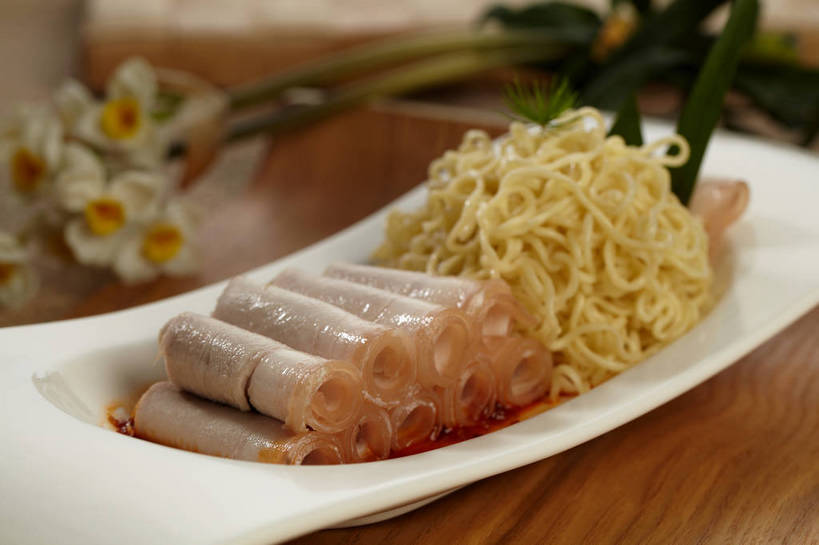 面食,面条,无人,横图,俯视,室内,特写,白天,爱情,烹饪,陶醉,中餐,餐桌,桌子,水仙花,餐具,叶子,一排,许多,朦胧,模糊,整齐,盛开,碟子,盘,面,肉,料理,食品,绿叶,很多,花蕾,猪肉,菜肴,美食,肉类,花,花瓣,花朵,鲜花,食物,排列,一个,盘子,碟,花苞,花蕊,中式,嫩叶,佳肴,单个,餐台,中华料理,堆,队列,记忆,肉食,豚肉,金盏银台,玉玲珑,女史花,雅蒜,天蒜,肉卷,敬意,自恋,凌波仙子,水仙,天葱,叶,叶片,彩图,高角度拍摄,shjb1