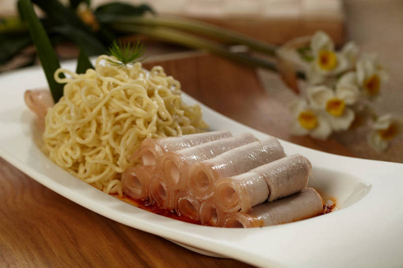 面食,面条,无人,横图,俯视,室内,特写,白天,爱情,烹饪,陶醉,中餐,餐桌,桌子,水仙花,餐具,叶子,一排,许多,朦胧,模糊,整齐,盛开,碟子,盘,面,肉,料理,食品,绿叶,很多,花蕾,猪肉,菜肴,美食,肉类,花,花瓣,花朵,鲜花,食物,排列,一个,盘子,碟,花苞,花蕊,中式,嫩叶,佳肴,单个,餐台,中华料理,堆,队列,记忆,肉食,豚肉,金盏银台,玉玲珑,女史花,雅蒜,天蒜,肉卷,敬意,自恋,凌波仙子,水仙,天葱,叶,叶片,彩图,高角度拍摄,shjb1