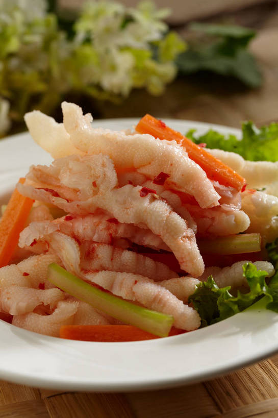 无人,竖图,俯视,室内,特写,白天,烹饪,中餐,餐桌,桌子,萝卜,胡萝卜,蔬菜,餐具,叶子,一堆,许多,切开,堆叠,堆积,朦胧,模糊,新鲜,盛开,碟子,盘,葱,青葱,生菜,莴苣,调料,料理,食品,绿叶,调味品,很多,调味料,花蕾,菜肴,美食,花,花瓣,花朵,鲜花,食物,一个,绿色,盘子,碟,花苞,花蕊,切,橙色,中式,嫩叶,佳肴,有机食品,绿色食品,单个,餐台,中华料理,泡椒,堆,川菜,黄萝卜,番萝卜,凤爪,鸡爪,剖面,切面,春菜,鹅仔菜,莴仔菜,千金菜,叶用莴苣,四川菜,叶,叶片,红萝卜,甘荀,彩图,高角度拍摄,鸡脚,丁香萝卜,胡芦菔金,金笋,鱼辣子,泡椒凤爪,shjb1